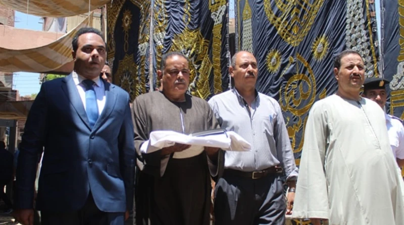 الكفن ينهي خصومة بين عائلتي المتناوي والسعادنة ببني سويف الكفن ينهي خصومة بين عائلتي المتناوي والسعادنة ببني سويف -----