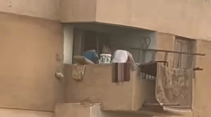 اتحايلت عليه يسيبه.. أول تعليق لسيدة وثقت اعتداء أب على نجله بالعاشر تصدر مقطع فيديو لأب يتعدى على نجله الصغير بمنطقة العاشر من رمضان، داخل إحدى العمارات بالمجاورة الثالثة مواقع ال