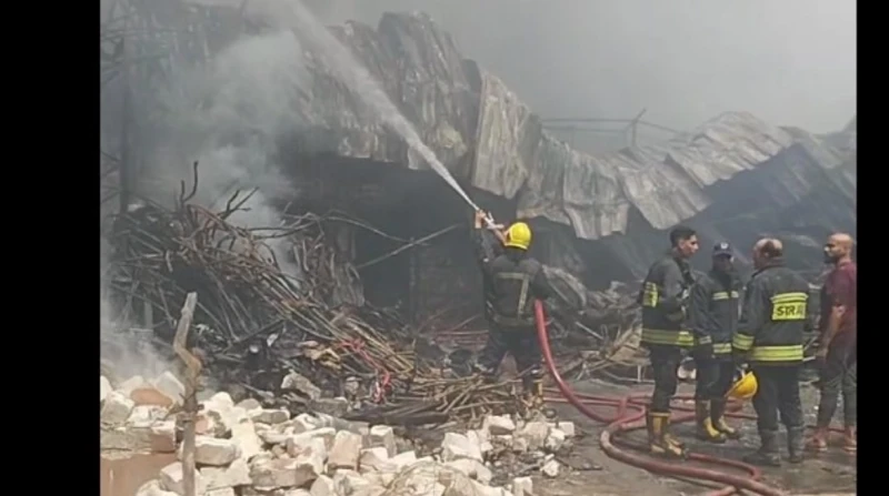 بعد ساعات من اشتعاله.. جهود مستمرة لإخماد حريق مخازن البراجيل (فيديو) تواصل قوات الحماية المدنية جهودها للسيطرة على حريق مخازن البراجيل بمنطقة أوسيم، وإجراء عمليات التبريد لمنع تجد