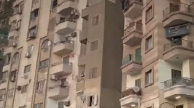 مكون من 6 طوابق.. عقار مائل يثير القلق في السيدة زينب فيديو رصدت عدسة افاق عربية عقارا مكونا من 6 طوابق آيل للسقوط في منطقة السيدة زينب التابعة لمحافظة القاهرة.عقار آيل للسقوط في ا
