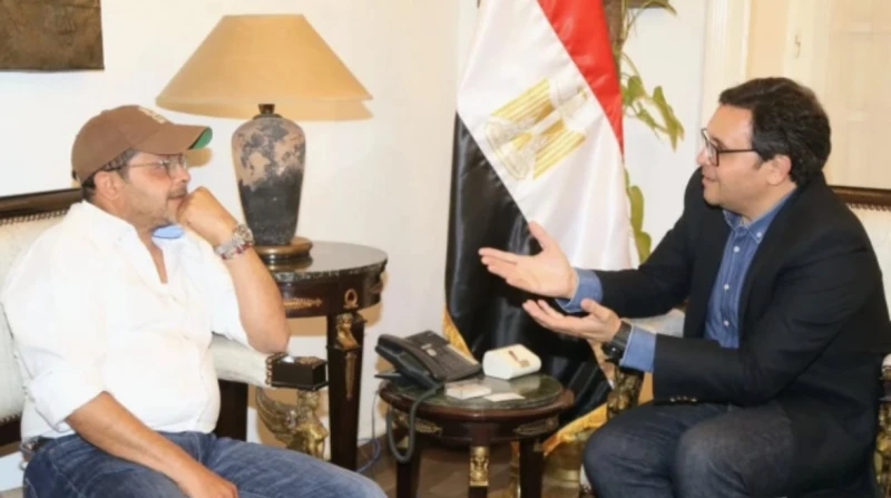 لتقديم مسرحيات في المحافظات.. تفاصيل مقابلة وزير الثقافة ومحمد هنيدي حرص الدكتور أحمد فؤاد هنو، وزيرة الثقافة، على استقبال الفنان محمد هنيدي في مقر