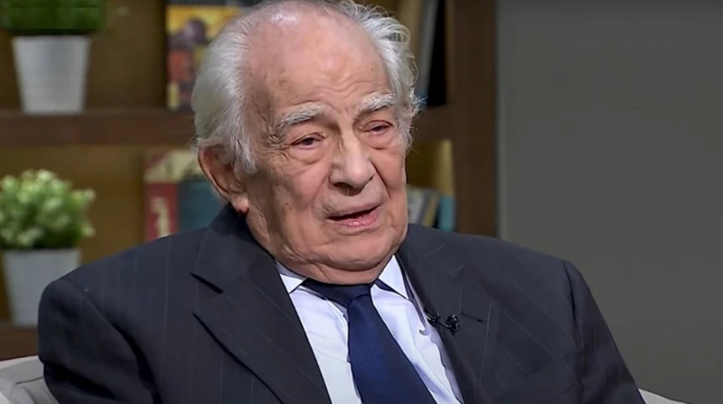 رشوان توفيق: مبقتش عايز أظهر للناس بحالتي كدا كشف الفنان رشوان توفيق، تطورات حالته الصحية عقب ظهوره مؤخرا بحالة غير جيدة، حيث ظهر في جنازة وعزاء الفنانة الراحلة سميحة أيوب، مستندا 