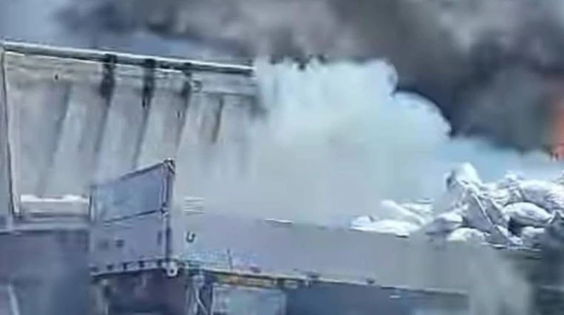 مصرع سائق في تصادم سيارتين على طريق ستاد برج العرب صور شهد طريق ستاد برج العرب غرب محافظة الإسكندرية، مساء اليوم، حادث سير مأساوي إثر تصادم سيارة