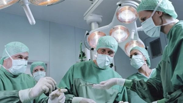 مهمة عاجلة.. فريق طبي بمستشفى الهرم ينجح في إنقاذ شاب مصاب بقطع في الرقبة بجهود مضنية وساعات عمل متواصلة نجح نجاح فريق طبي بمستشفى الهرم التابع