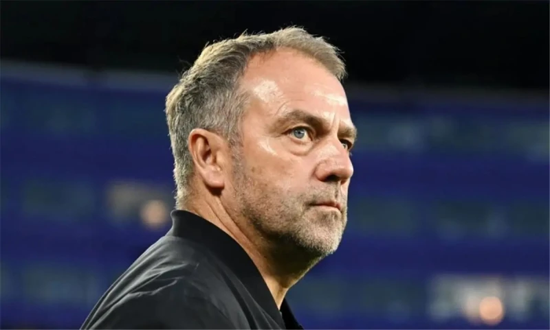 هانز فليك يحصد جائزة أفضل مدرب في الدوري الإسباني بعد موسم استثنائي مع برشلونة توج هانز فليك، المدير الفني لنادي برشلونة، بجائزة أفضل مدرب في الدوري الإسباني لموسم 2024-2025، بعد أ