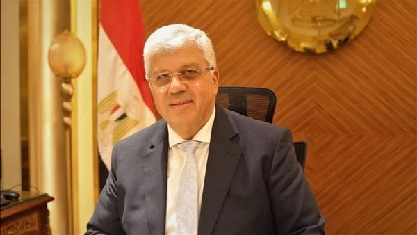 وزير التعليم العالي: الشهادة تأتي في المرتبة الثالثة بسوق العمل أكد الدكتور أيمن عاشور، وزير التعليم العالي والبحث العلمي، أن الخريج لم يعد يقاس فقط بالشهادة الجامعية، بل أصبح الأس