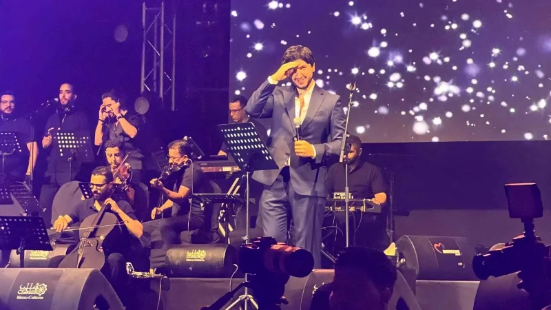 محمد فضل شاكر يعيد سيرة والده افاق عربية - أعاد الفنان اللبناني الشاب محمد فضل شاكر، في ظهوره الأول كمغن في مهرجان موازين إيقاعات العالم، مساء السبت، سيرة والده المطرب الكبير الذي