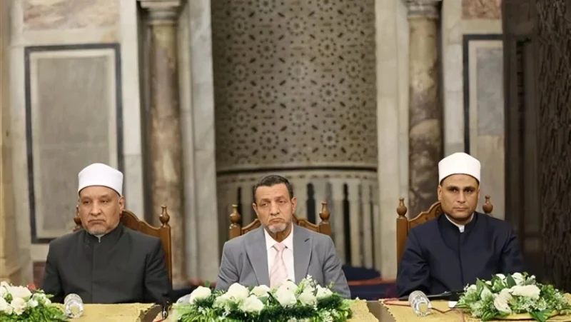 الملتقى الفقهي بالأزهر: كيف يعيش المسلمون روح الحج في كل زمان؟ ناقش الجامع الأزهر أمس الاثنين في ملتقاه الفقهي الأسبوعي رؤية معاصرة موضوع آداب وواجبات الحج في الفقه الإسلامي، مستضي