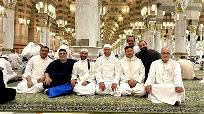 تبت إلى الله.. أحمد سعد يقرأ القرآن في المسجد النبوي ويجتمع مع الشيوخ بعد الإعلان عن بدايته الجديدة شارك المطرب أحمد سعد جمهور ومتابعيه عبر حسابه الرسمي بموقع تبادل الصور والفيديوه