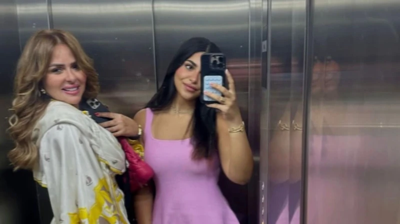 ابنة أحمد السقا تهنئ والدتها بعيد ميلادها.. وشقيقها يلتزم الصمت حرصت نادية السقا، ابنة الفنان أحمد السقا على تهنئة والدتها الإعلامية مها الصغير، بعيد ميلادها أمس، متجاهلة الأزمة ال