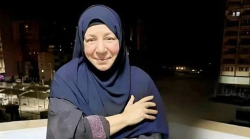 خسرت أهم الأدوار.. الحكاية الكاملة لانسحاب عبلة كامل من الحاج متولي بينما يعاد اليوم تداول صورتها العفوية وسط تجمع عائلي، عادت عبلة كامل إلى الضوء دون أن تنطق بكلمة، ليطالب الجمهور