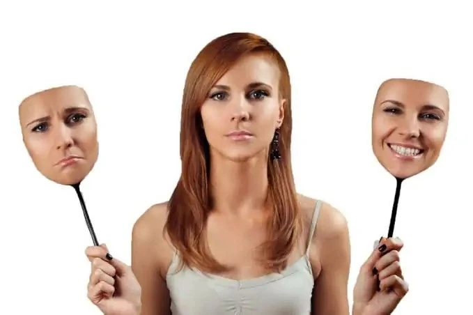 لما يكون يومك يكون طالع نازل.. اسمع قلبك في أيام بتعدي زي موج البحر، ضحكة تيجي فجأة، وبكا بعدها بدقايق، وممكن ما تفهمش نفسك، تفتكر إنك مش طبيعي أو مش متزن، لكن الحقيقة إنك إنسان..