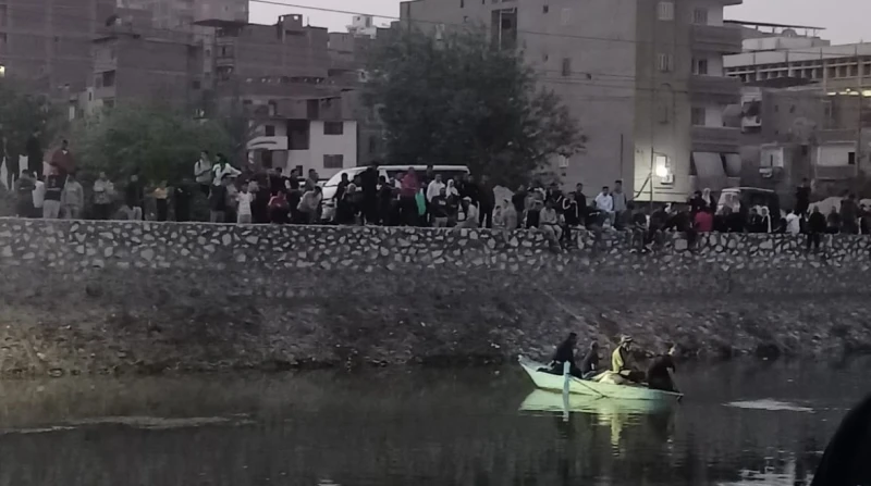 مصرع 3 فتيات وشاب إثر غرق مركب بالمنيا.. والإنقاذ يواصل البحث عن آخرين شهد مركز بني مزار شمال محافظة المنيا، حادثا أليما، حيث لقي شاب وثلاث فتيات مصرعهم اليوم إثر غرق مركب، كانوا ي