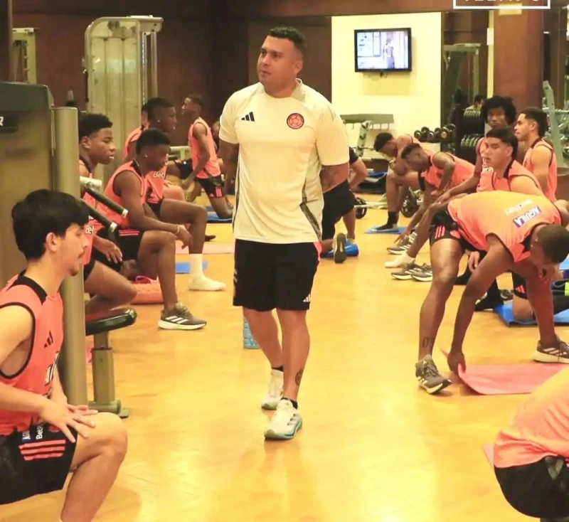 منتخب كولومبيا يستعد بقوة لانطلاق بطولة خوفو الدولية صور كتب: سيد البدري بدأ منتخب كولومبيا للشباب، في أجواء اتسمت بالجدية والحماس، تدريباته البدنية المكثفة داخل إحدى صالات الألعاب
