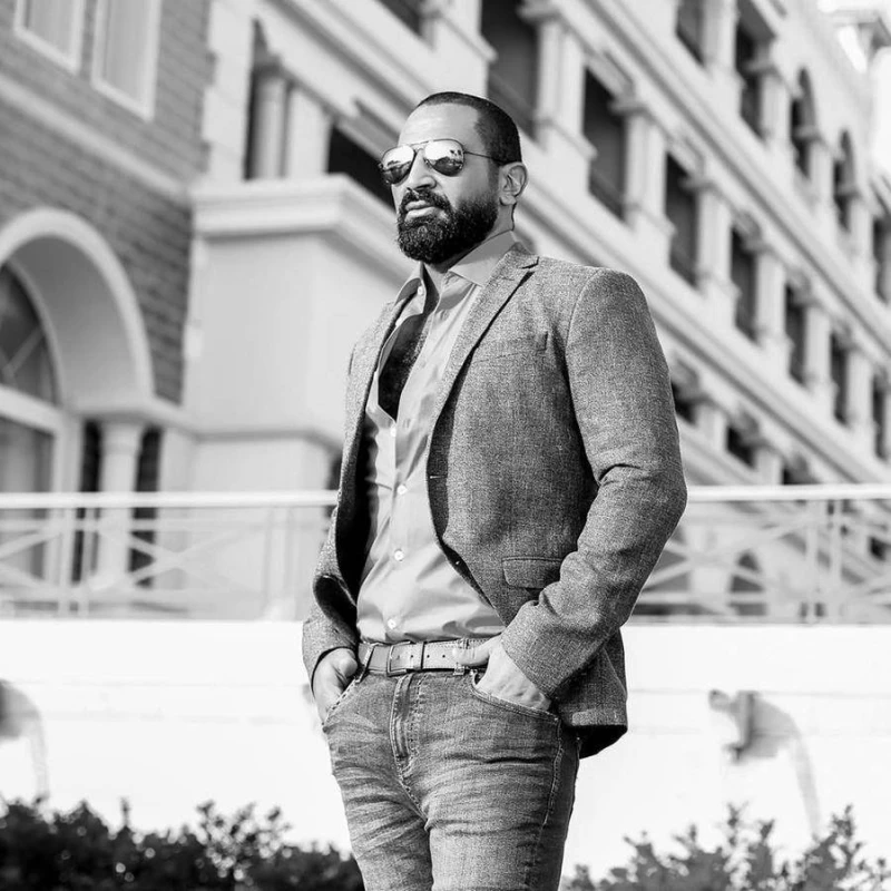 أحمد سعد يتعرض لحادث سير خطير افاق عربية - كشف الفنان أحمد سعد عن تعرضه لحادث سير مروع، نتج عنه تلفيات كبيرة في سيارته التي اشتراها قبل ساعات، إثر