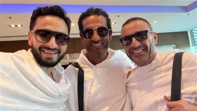 بعد دقائق من منشوره عن طليقته.. أحمد السقا في طريقه لأداء مناسك العمرة نشر الفنان أحمد السقا صورة له أثناء أدائه مناسك العمرة رفقة الفنان حمادة هلال والفنان عمرو سعد وهو ما أثار ال
