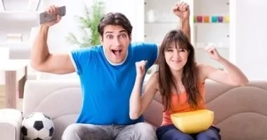 كأس العالم للأندية مش بس كورة.. ازاي تحولي المباراة لحظة رومانسية بينك وبين جوزك؟ في الوقت اللي ملايين من عشاق الكرة بيتابعوا مباريات كأس العالم للأندية، ممكن لحظة مشاهدة الماتش تت