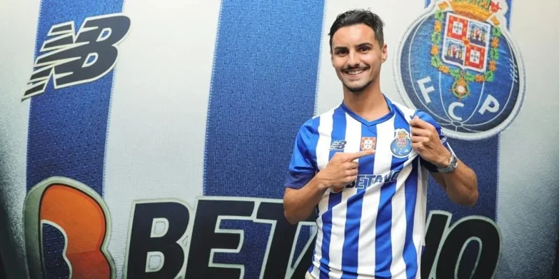 أوستاكيو: نجهل الكثير عن الأهلي ولكنه المنافس الأصعب لبورتو في كأس العالم للأندية 2025 وصف ستيفن أوستاكيو، مدافع نادي بورتو البرتغالي، فريق الأهلي