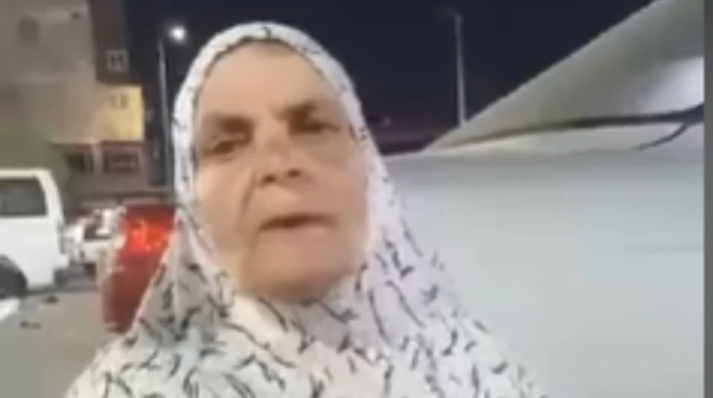 صاحبة العمارة تنام على الرصيف.. شاب يطرد أمه إلى شوارع المطرية (فيديو) على رصيف بأحد شوارع المطرية، تجلس مسنة في السبعين من عمرها، تدعى كريمة سعد، وتحتضن ابنتها المريضة التي تجري ج