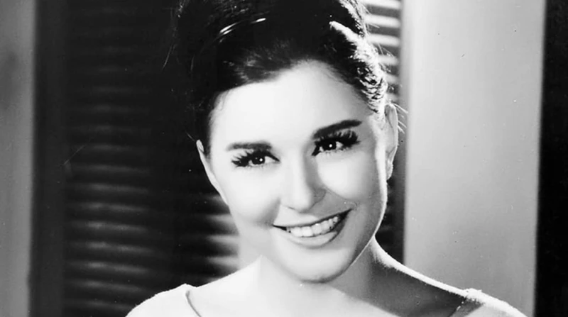 انتحار أم صدفة.. كيف ماتت سعاد حسني في يونيو 2001؟ تعد سعاد حسني واحدة من أهم الفنانات في تاريخ السينما المصرية، برعت في أداء الأدوار المتنوعة بين الكوميدية والدرامية، لذا تركت بصم