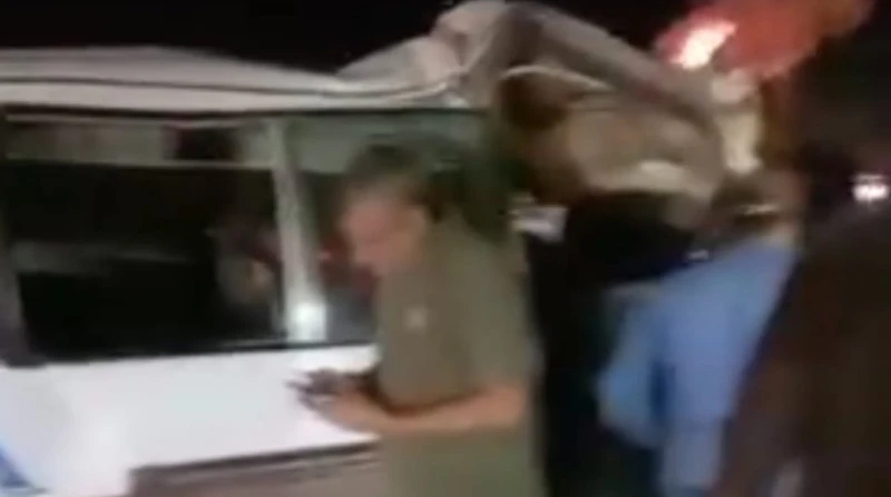 مأساة على الأوسطي.. وفيات ومصابون في انقلاب ميكروباص شهد الطريق الأوسطي بالقرب من مدخل حلوان منذ قليل حادثا مأساويا، بعدما انقلبت سيارة ميكروباص بشكل مفاجئ، ما أسفر عن وجود وفيات و