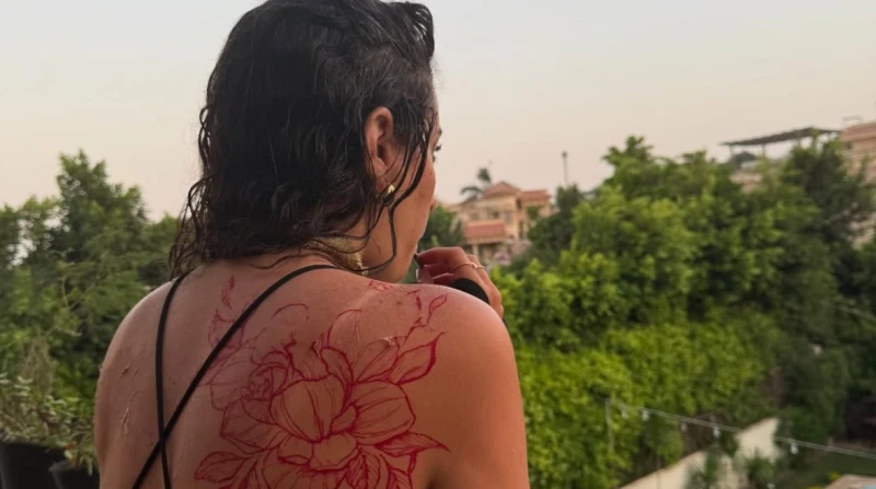 سارة عبدالرحمن تعوض غيابها الفني بتاتوهات في كل مكان (صور) في الوقت الذي تغيب الفنانة الشابة سارة عبدالرحمن عن الساحة الفنية، تلجأ إلى تعويض هذا الاختفاء بطريقتها الخاصة.ظهرت سارة 