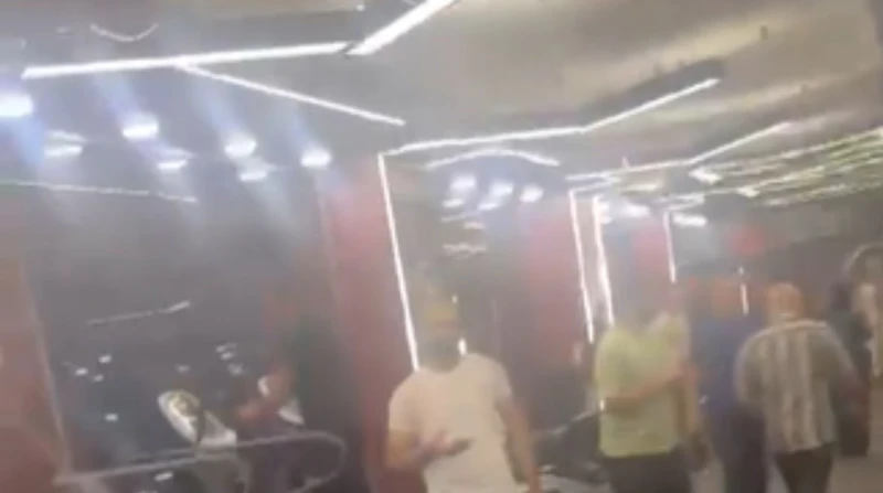 فتاة تتهم صاحب جيم بوضع كاميرات داخل حمام السيدات (فيديو) تباشر الأجهزة الأمنية بالقاهرة، فحص مقطع فيديو متداول نشرته إحدى الفتيات عبر حسابها على موقع تيك توك، يتضمن اتهام صاحب جيم