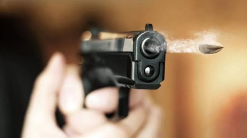 زوج يطلق النار على أسرته وينهي حياة الابنة بالدائري لقيت طفلة عمرها 3 سنوات مصرعها بطلق ناري فى الرأس، فيما نجت أمها وشقيقها بعدما أطلق زوجها النار عليهم أعلى سلم منشية البكاري من 