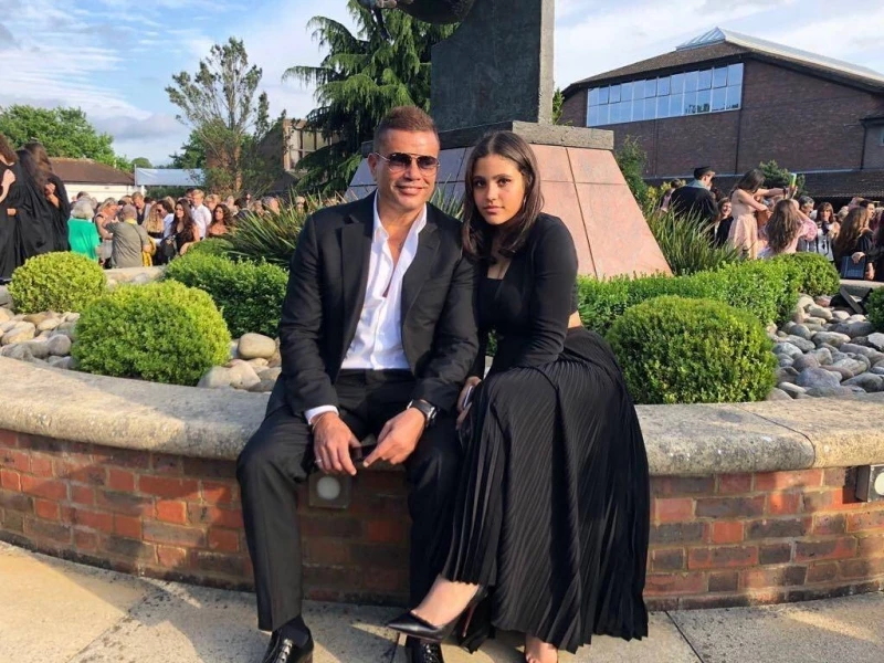 عمرو دياب يشرف على تسجيل أغنية ابنته جنا افاق عربية - كشفت جنا، ابنة النجم الكبير عمرو دياب، عن تسجيلها أغنية جديدة تحت إشراف والدها، حيث نشرت على خاصية القصص المصورة الملحقة على ح