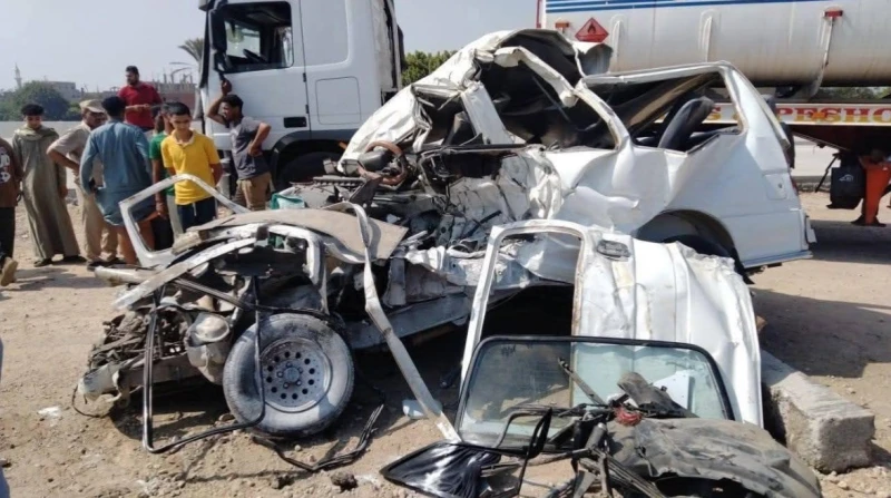 بعد مأساة الإقليمي.. مصرع 5 عمال في حادث مروع على الطريق الأوسطي شهد الطريق الدائري الأوسطي، صباح اليوم، حادث تصادم مأساوي بين سيارة ميكروباص وأخرى نقل تريلا، أسفر عن مصرع 5 عمال ف