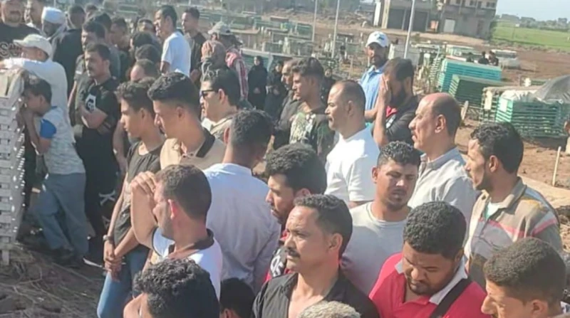 قتل وهو يحمي طفلته.. جنازة مهيبة لشهيد الشهامة ببورسعيد في مشهد مهيب غلب عليه الحزن والانكسار، شيع المئات من أهالي قرية الشبول التابعة لمركز المنزلة بمحافظة الدقهلية، جثمان الشاب س