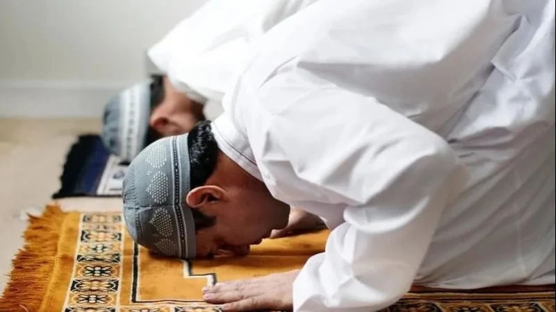 سجدة تطفي الهم.. وكلمة تولد السلام لما الدنيا تسرع، وقلبك يتقلب من كتر التفكير، مفيش أحلى من لحظة هدوء فيها تقفل الباب على كل الأصوات، وتفتح باب بينك وبين ربك وضوء على مية هادية، و