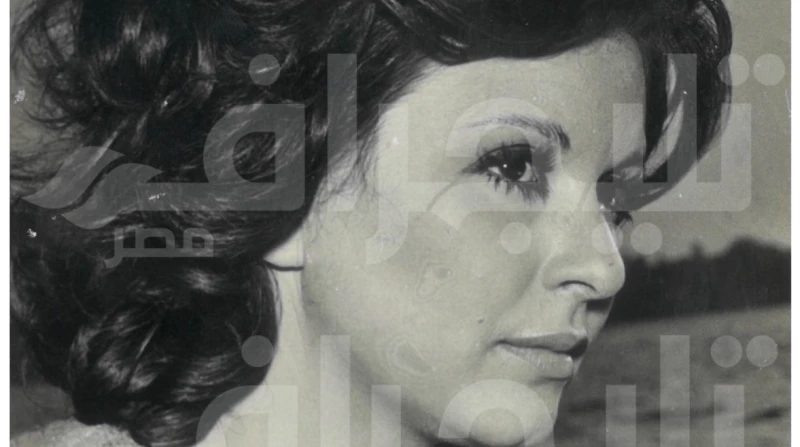 خليك قاعد معانا.. أحمد زكي في شقة سعاد حسني وثالثهما عم مهدي عانت سعاد حسني من متاعب شديدة في ظهرها بدأت تلازمها بعد أن انتهت من تصوير مسلسل هو وهي في منتصف الثمانينات، وهو المسلسل