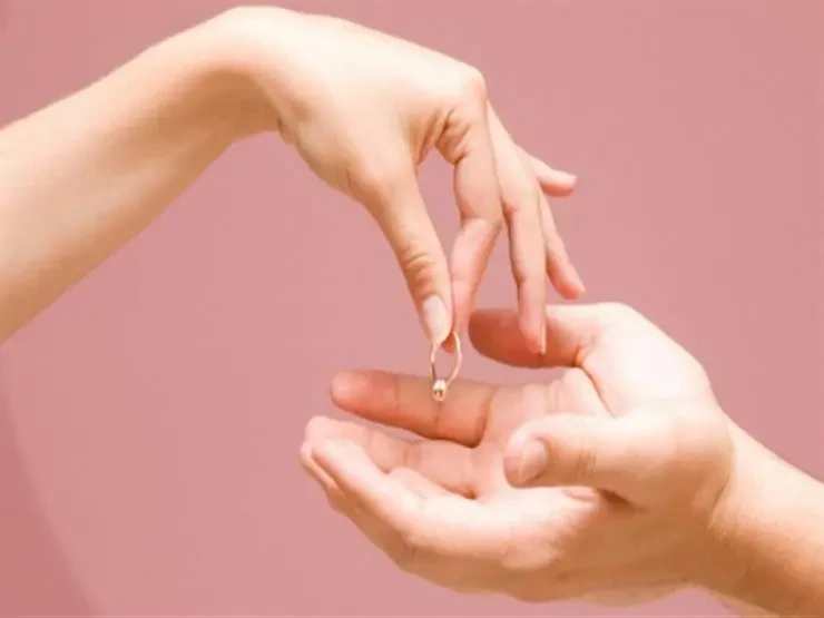 قبل ما توافقي على الارتباط.. فكري مرتين في غياب الخطوبة بدأت بعض العلاقات تتجه نحو قرار الزواج السريع دون المرور بفترة خطوبة كافية، أو حتى إلغائها تماما، وعلى الرغم من أن الخطوبة ت