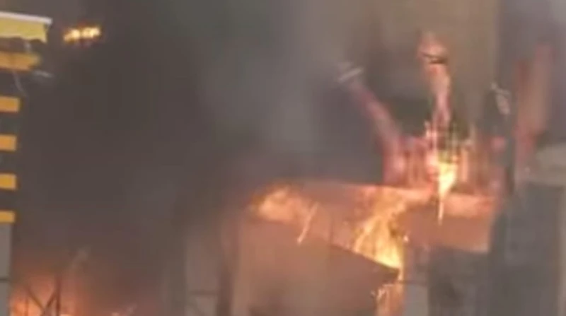 حريق يلتهم محل ملابس أسفل عقار سكني بحلوان.. والحماية المدنية تتدخل شب حريق هائل داخل محل لبيع الملابس بمنطقة حلوان التابعة لمحافظة القاهرة، وهرعت سيارات الإطفاء لإخماده.حريق محل م