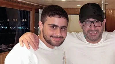 بعد أنباء خلافه مع والدته بسبب زواجها.. نجل أحمد السقا يدعم والده قام حمزة أحمد السقا بدعم والده الفنان أحمد السقا بعد انفصاله عن والدته الإعلامية