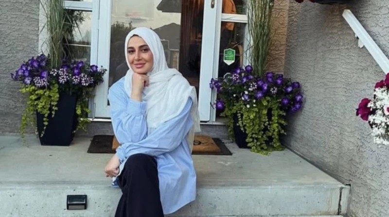 رفقة ابنتها بالحجاب.. حلا شيحة تشارك جمهورها صورا جديدة احتفلت الفنانة حلا شيحة، اليوم، بتحقيق قناتها الجديدة على يوتيوب مليون مشاهدة، رفقة ابنتيها. حلا شيحة: حبيت تفرحوا معايا ملي