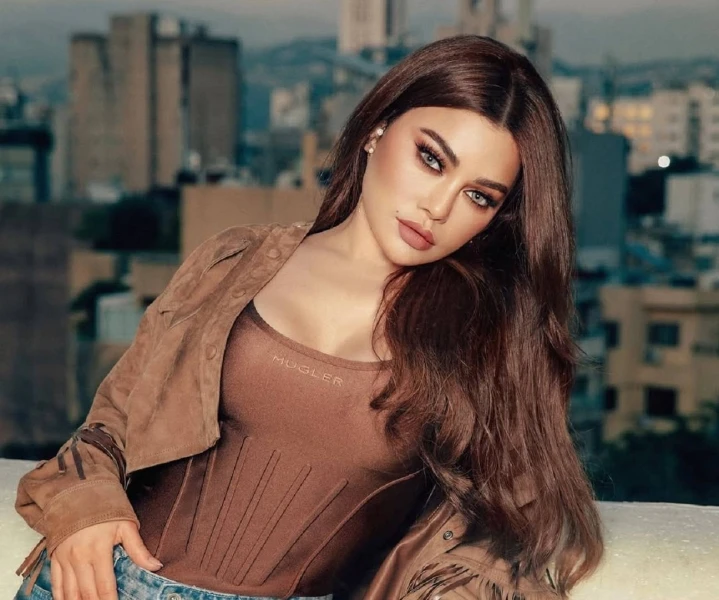 هيفاء وهبي في القاهرة من أجل مملكة افاق عربية - بعد تمضيتها إجازة عيد الأضحى، تتوجه الفنانة اللبنانية هيفاء وهبي الى القاهرة لبدء تصوير فيلمها الجديد مملكة الذي تشارك في بطولته مع 