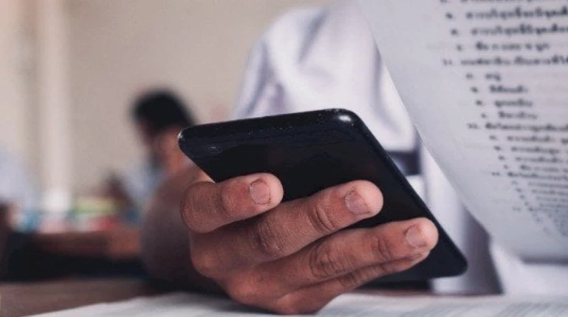 بسبب سماعة الغش.. عرض طالب ثانوي وشقيقيه على النيابة اصطحبت قوة أمنية، طالب بالصف الثالث الثانوي تم ضبطه متلبسا بالغش عن طريق سماعة بلوتوث وشقيقيه