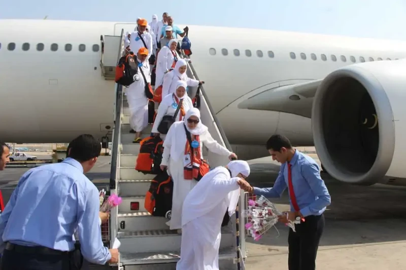 آداب العودة من الحج.. كيف تعكس سلوك الحاج بعد أداء المناسك؟ استحب العلماء لمن أكرمه الله بأداء فريضة الحج، أن يلتزم عند عودته بجملة من الآداب التي تعكس أثر هذه الرحلة الإيمانية في