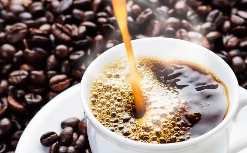 راسة بريطانية.. الكافيين يعزز إصلاح الحمض النووي ويقاوم الشيخوخة في السنوات الأخيرة، أصبح البحث عن فوائد الكافيين موضوعا رئيسيا في الأوساط العلمية والصحية، خاصة مع تزايد استهلاك ال