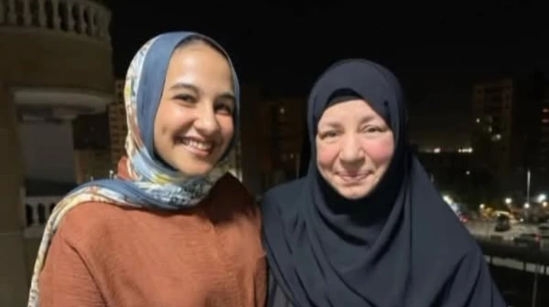 أول تعليق من فتاة ظهرت مع عبلة كامل في صورة أثارت الجدل (خاص) ضجت مواقع التواصل الاجتماعي خلال الساعات القليلة الماضية، بصور للفنانة عبلة كامل تجمعها بأقاربها، وانقسم المتابعون بين