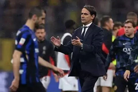 إنتر ميلان يحسم مستقبل إنزاجي.. وقرار مرتقب غدا يشهد نادي إنتر ميلان فترة حاسمة مع المدرب الإيطالي سيموني إنزاجي، الذي يواجه قرارا مصيريا بشأن مستقبله مع الفريق، وسط حالة من الغموض