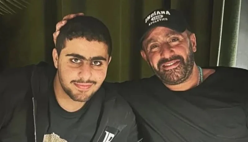 نجل أحمد السقا يتعرض لأزمة صحية مفاجئة افاق عربية - أثار الفنان الشاب ياسين السقا، قلق متابعيه بعد نشره صورة لشقيقه الأصغر حمزة، نجل النجم المصري