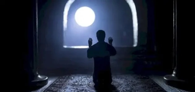 اقفل اليوم بتسبيحة.. وسيب الهم عند اللي ما بينامش في أيام بتخلص وإنت مش مخلص، وهموم بتنام على صدرك قبل ما تنام في سريرك، ومفيش حاجة فيك مرتاحة.. لا عقلك، ولا قلبك، ولا حتى جسمك، بس