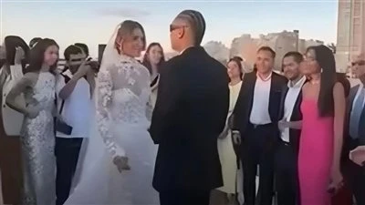 مروان بابلو يحتفل بزفافه.. حقيقة أم شائعة ؟ شهدت الساعات القليلة الماضية حالة من الجدل والفضول على مواقع التواصل الاجتماعي، بعد تداول صور ومقاطع فيديو يعتقد أنها توثق لحظات من حفل
