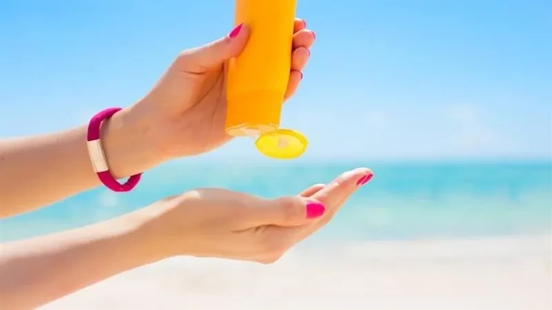 كيفية اختيار أفضل واقي للشمس؟.. مجموعة نصائح طبية يزداد الحرص على استخدام واقي الشمس خاصة مع ارتفاع درجات الحرارة، فيصبح واقي الشمس من أهم عناصر العناية اليومية بالبشرة، لكن مع كثر