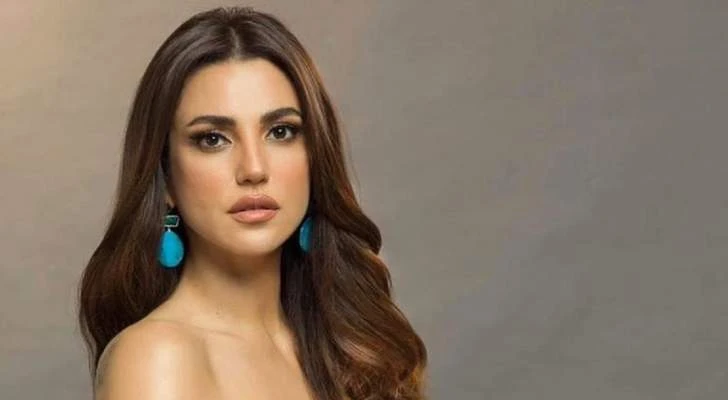 درة ترد على انتقادات ظهورها بالمكياج والحجاب افاق عربية - ردت الفنانة درة على الانتقادات التي طالت ظهورها بالحجاب وبمكياج كامل، في كواليس تصوير فيلم