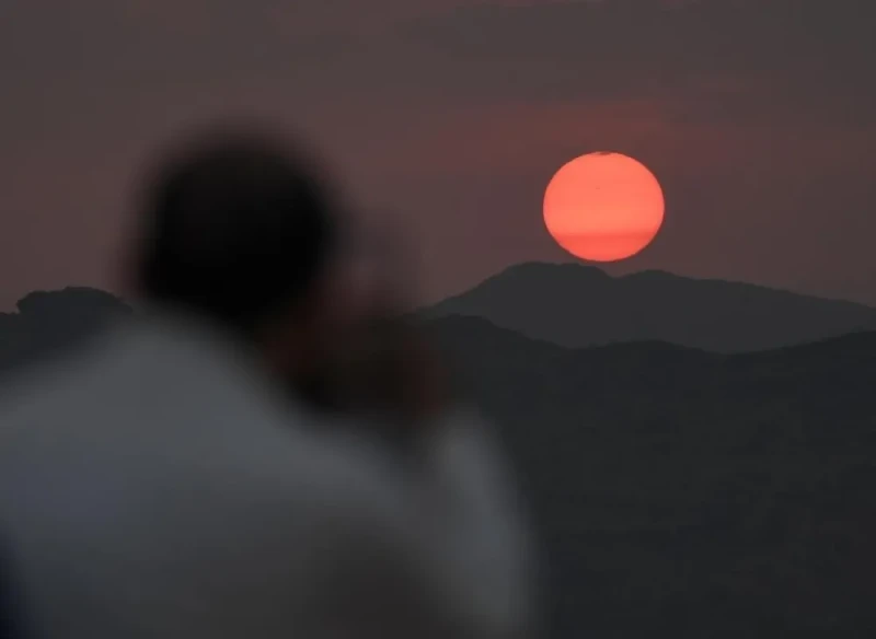 الليل بيقفل على قلبك؟ قد تكون مصابا بقلق الغروب دون أن تعرف قد يشعر البعض مع اقتراب المساء بانقباض مفاجئ في الصدر أو حالة من الحزن غير المبرر، رغم مرور اليوم بسلاسة، وهو ما يعرف طب