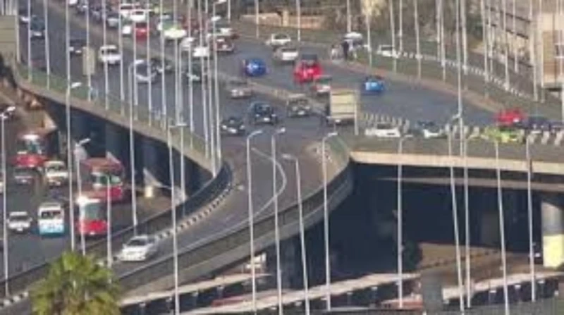 حركة مرورية هادئة بمعظم المحاور والطرق الرئيسية في القاهرة والجيزة شهدت بعض الطرق وشوارع وميادين محافظتي القاهرة والجيزة، والمحاور الرابطة بين المحافظات، سواء الطرق السريعة أو الصح